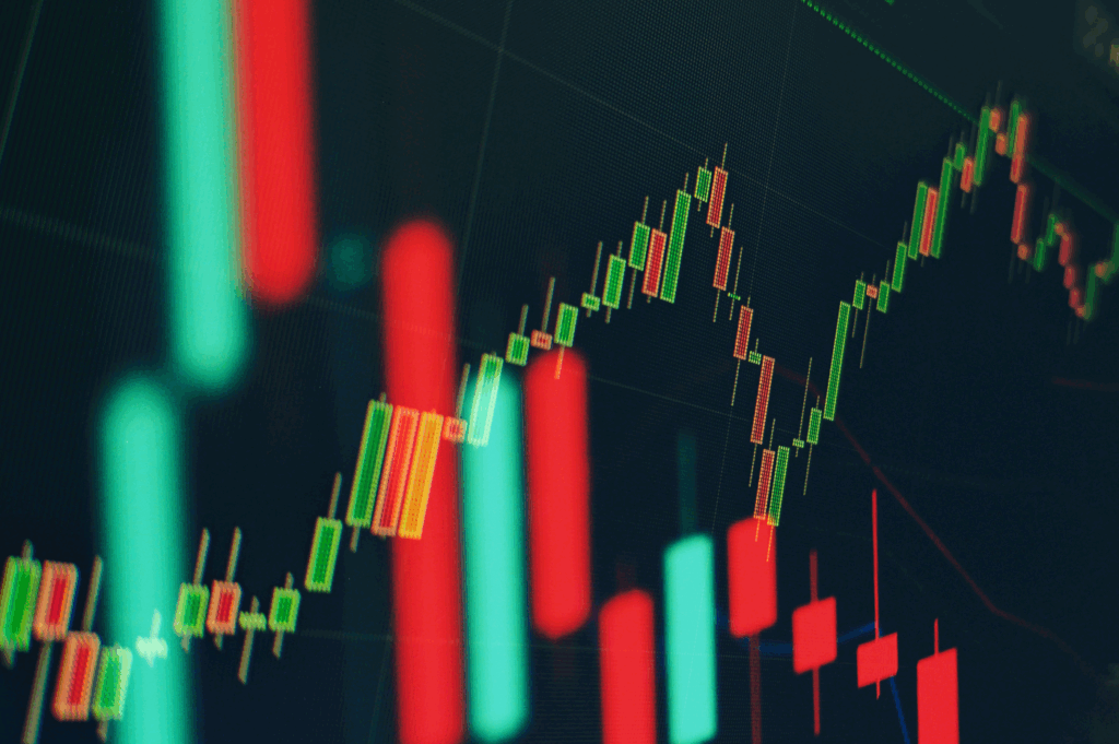 ETF-Grafik mit roten und grünen Candlesticks zeigt Kursverlauf und Marktbewegungen