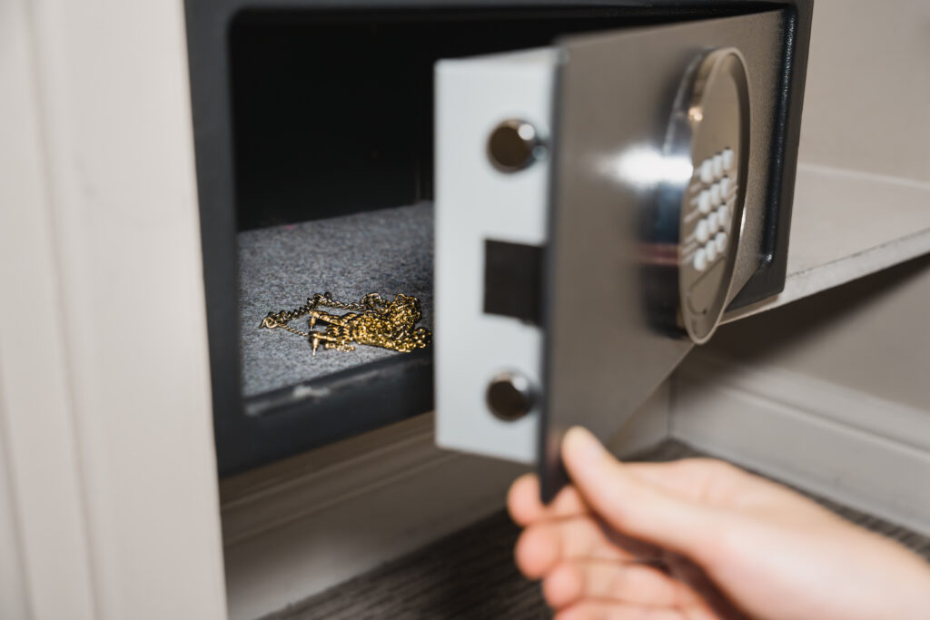 Geöffneter Tresor mit Goldschmuck – Symbol für sichere Aufbewahrung und Vermögensschutz